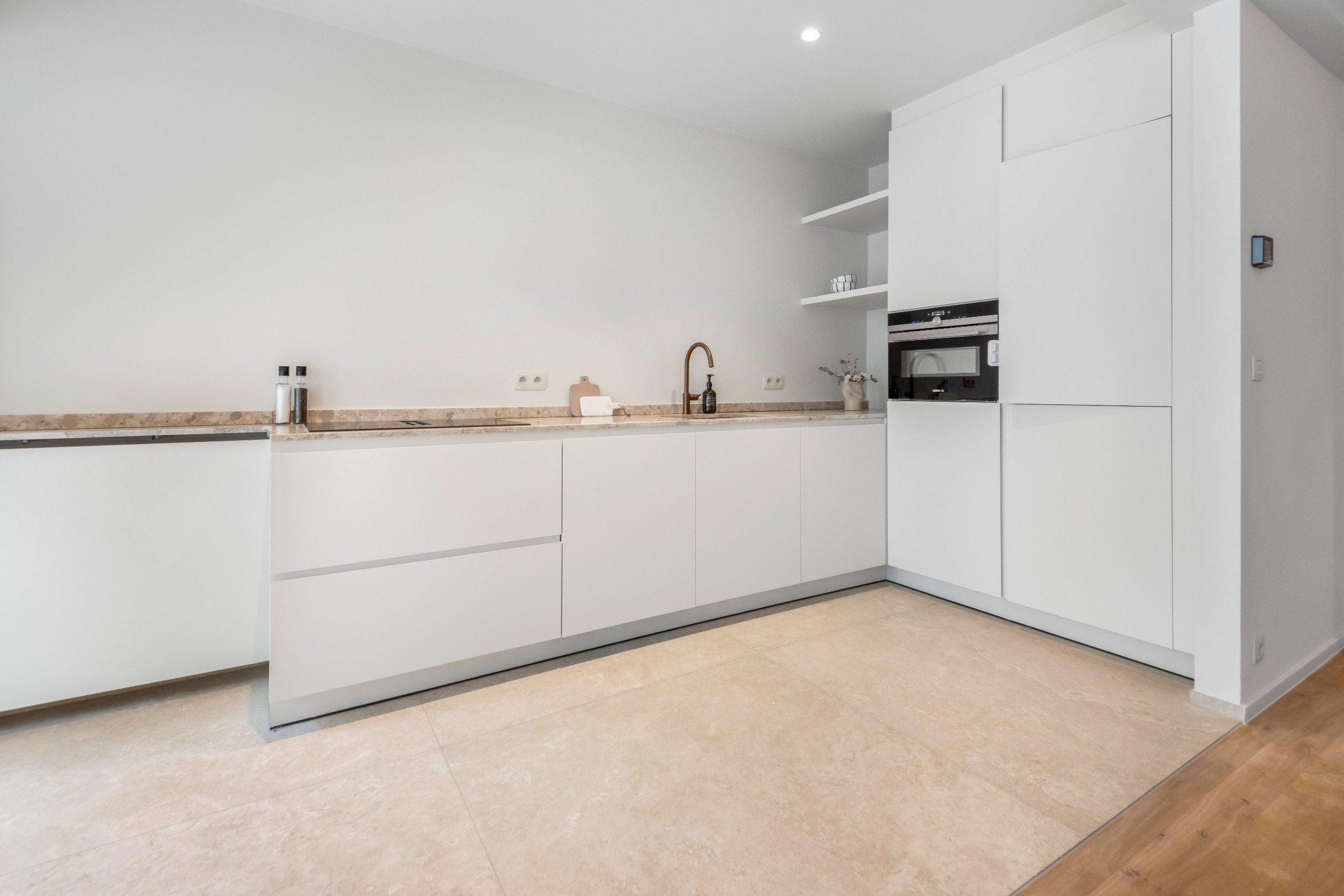 Prachtig gerenoveerd appartement rustig gelegen op de Zoutelaan vlakbij de winkels van de Dumortierlaan en de Lippenslaan. foto 9