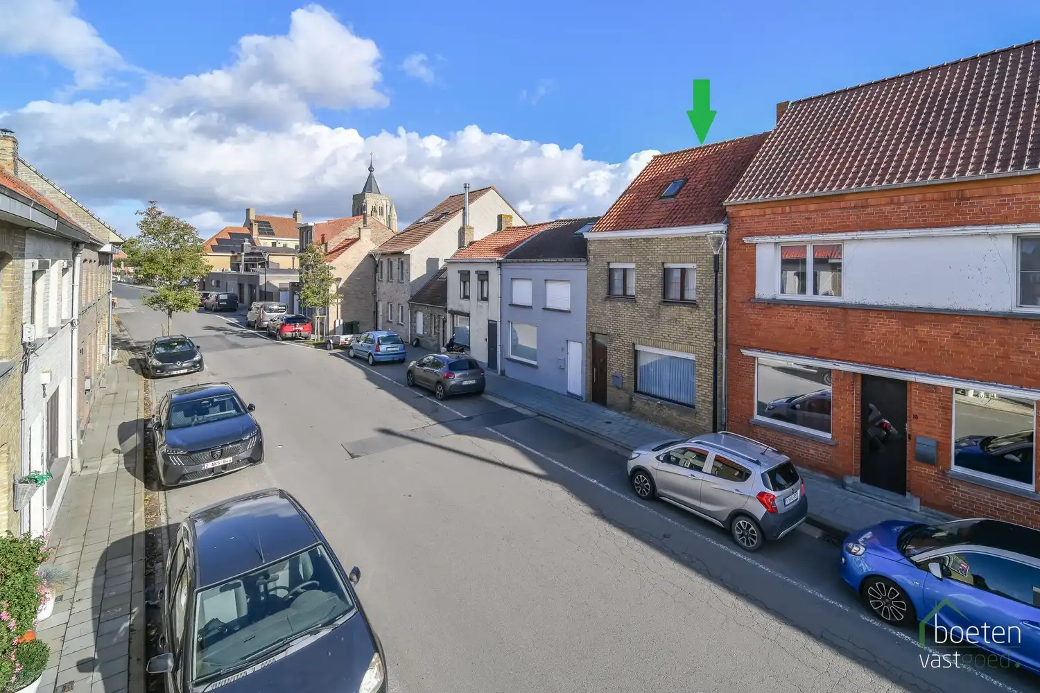Hoofdfoto van de publicatie: Alveringem: Interessante dorpswoning met redelijk comfort, 3 slaapkamers, tuin en uitweg met garage achteraan op 428m² grondopp.