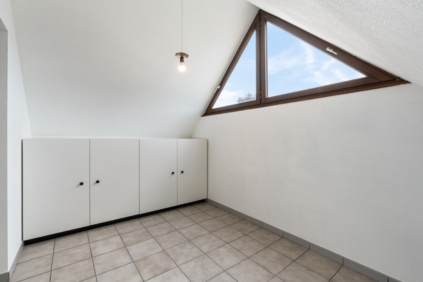 Comfortabel gebouw, onderverdeeld in een gelijkvloers appartement en een woning (210 + 210A), op een perceel van 9a60 met diverse mogelijkheden (kangoeroewoning foto 32