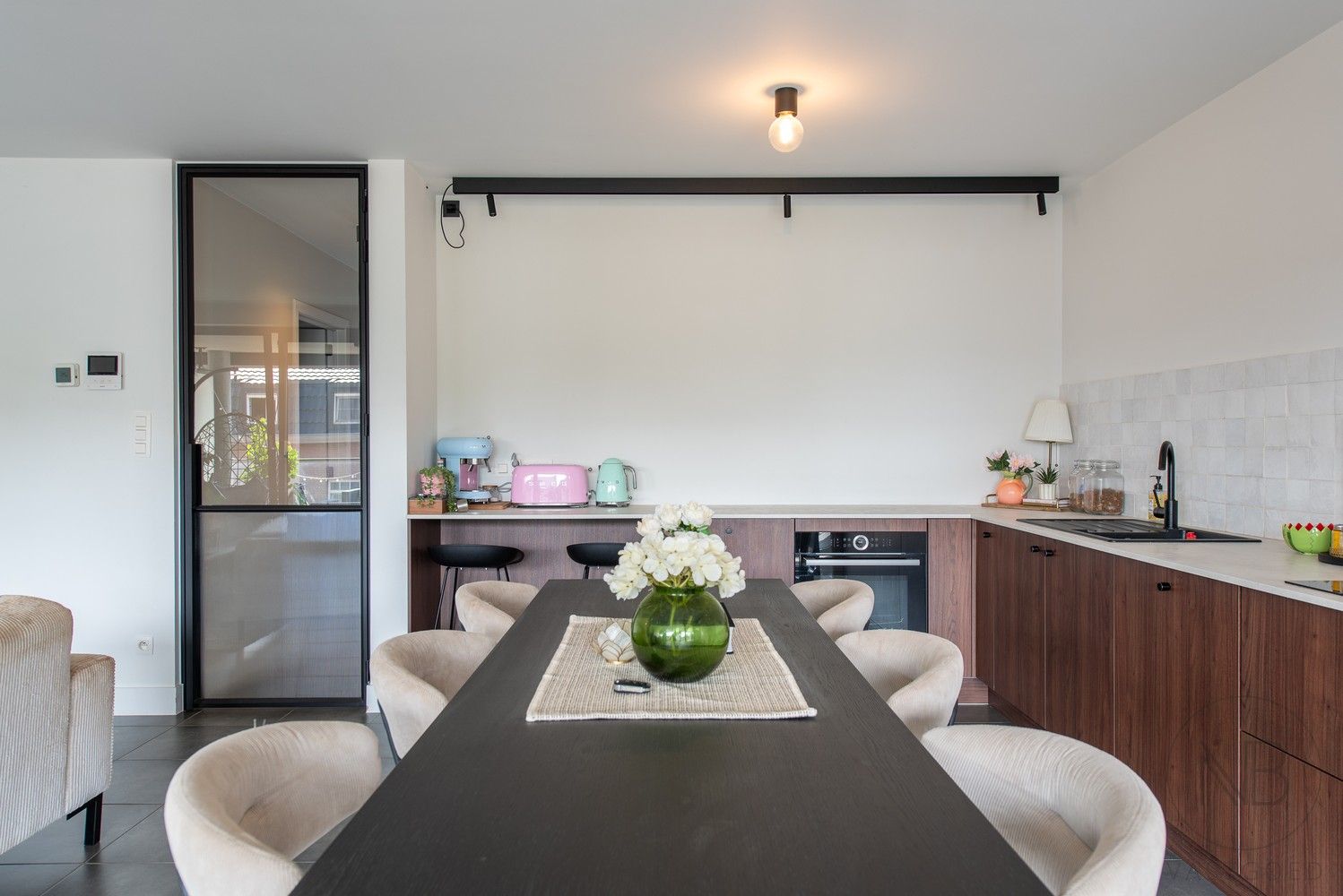 Instapklaar appartement met 2 slaapkamers & autostaanplaats! foto 4