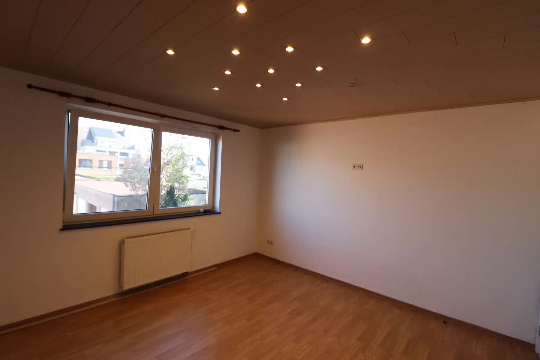 Ruim 2-slaapkamerappartement met terras en lift op de 1ste verdieping links met garage foto 11