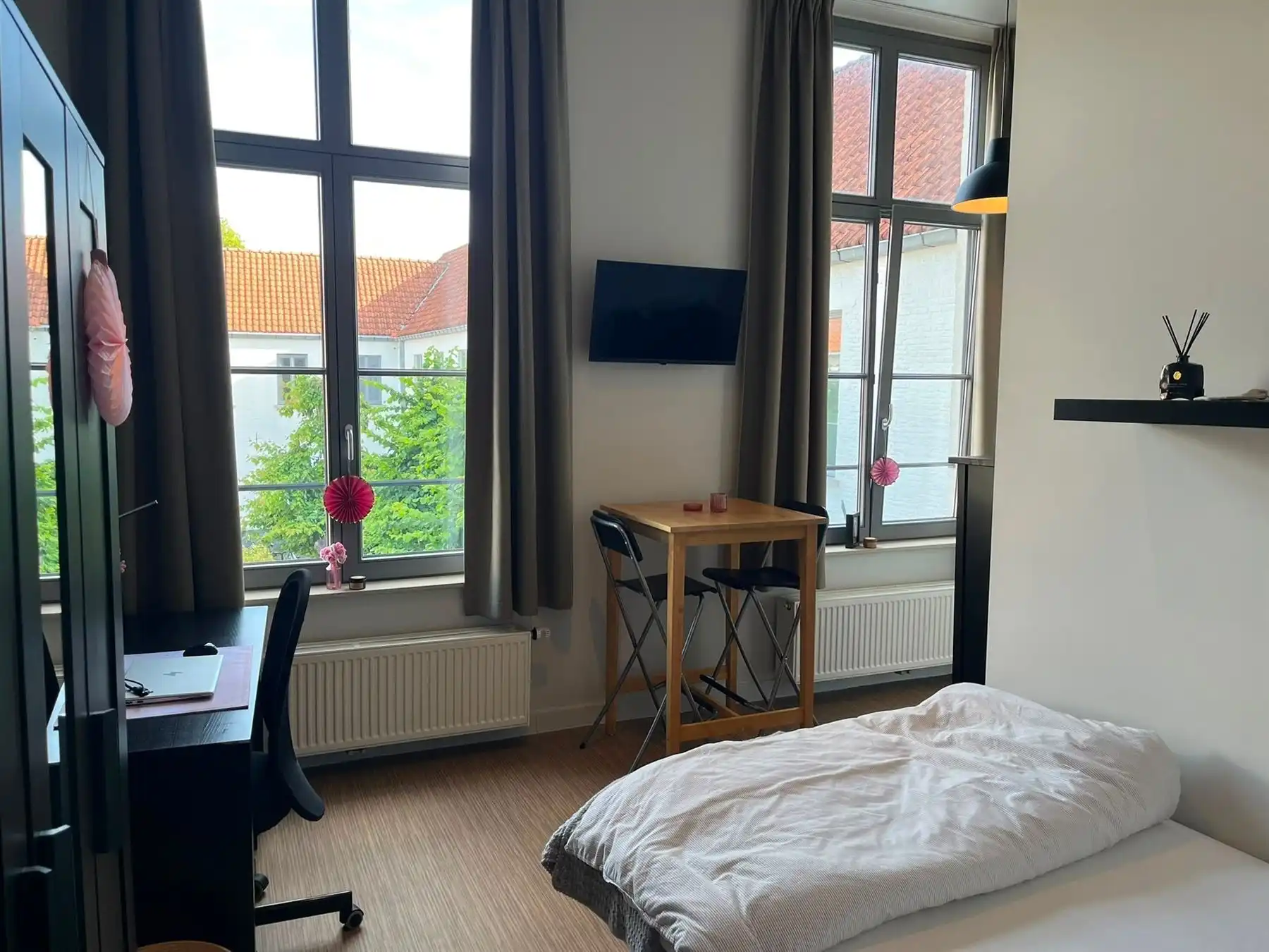 Ruime studenten kamer met eigen sanitair en keuken foto 3