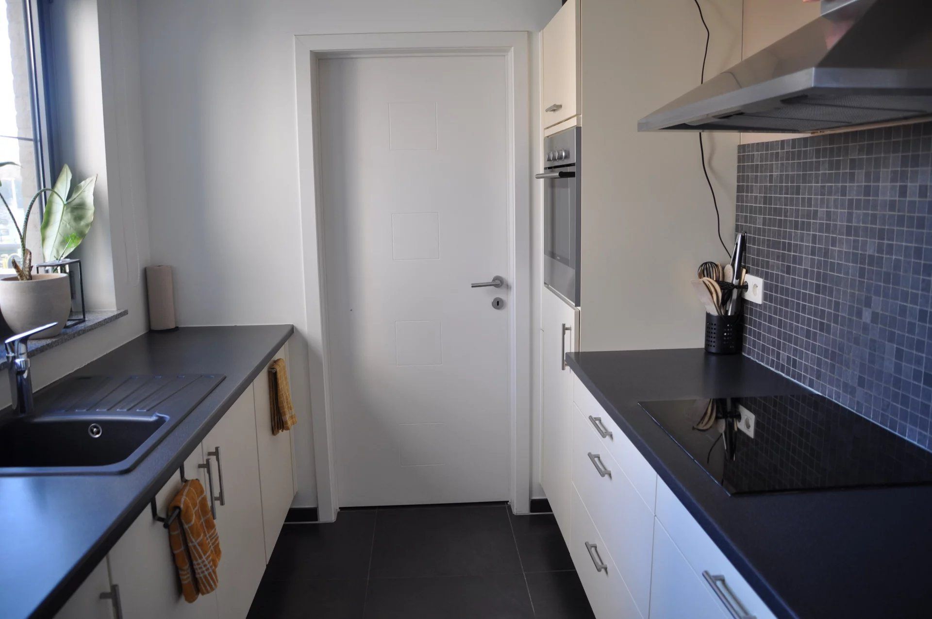 CENTRAAL GELEGEN LICHTRIJK APPARTEMENT VAN 104m² MET 2 SLPK'S foto 12