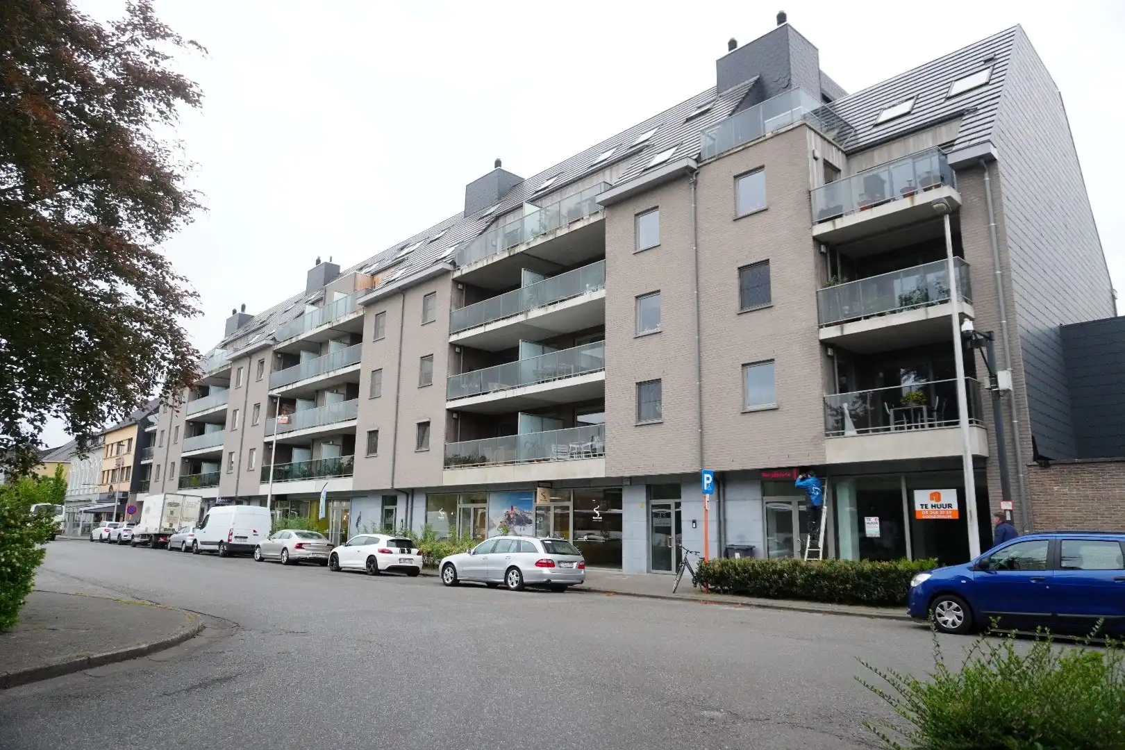 Handelspand op toplocatie aan het Stationsplein in Lokeren foto 5