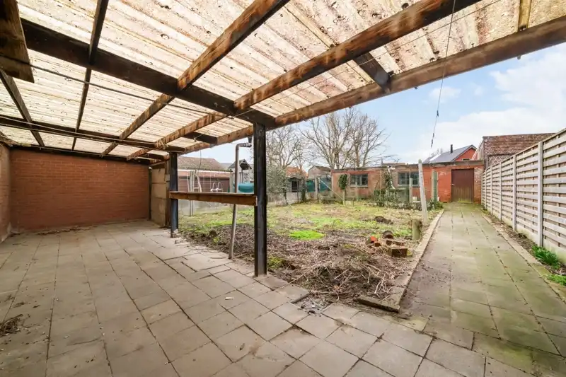 Westrozebeke-centrum. Te renoveren half open bebouwing, uitzonderlijke grote woning met veel bergruimte en garage. Potentieel als woonruimte 165-225m2. Tuin en tuinhuis. foto 18