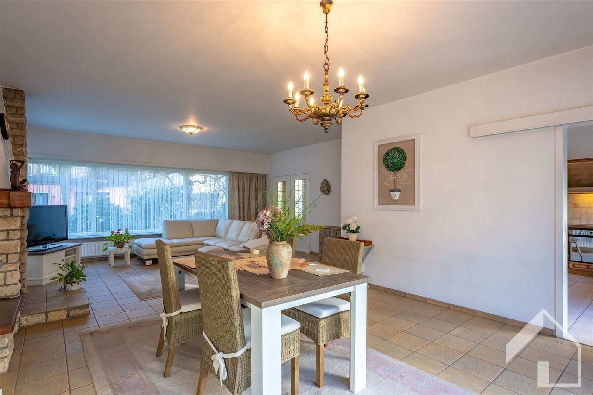 Gezinswoning met 4 ruime slaapkamers, garage en leuke tuin foto 6