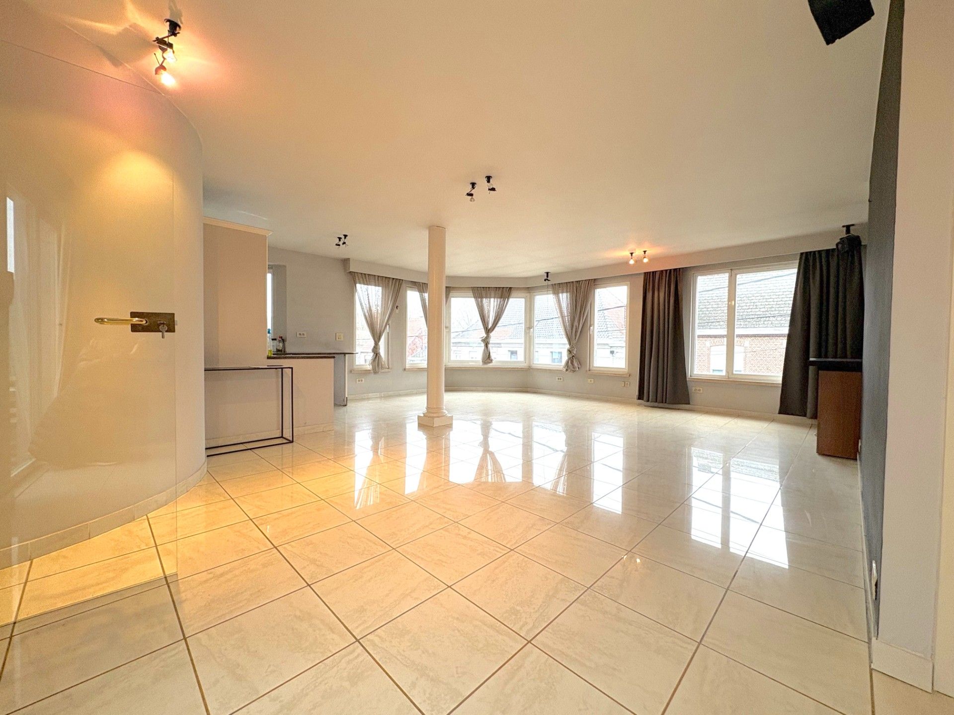 Lichtrijk duplex appartement met 3 slaapkamers en 2 badkamers in het charmante Outrijve (Avelgem)! foto 2