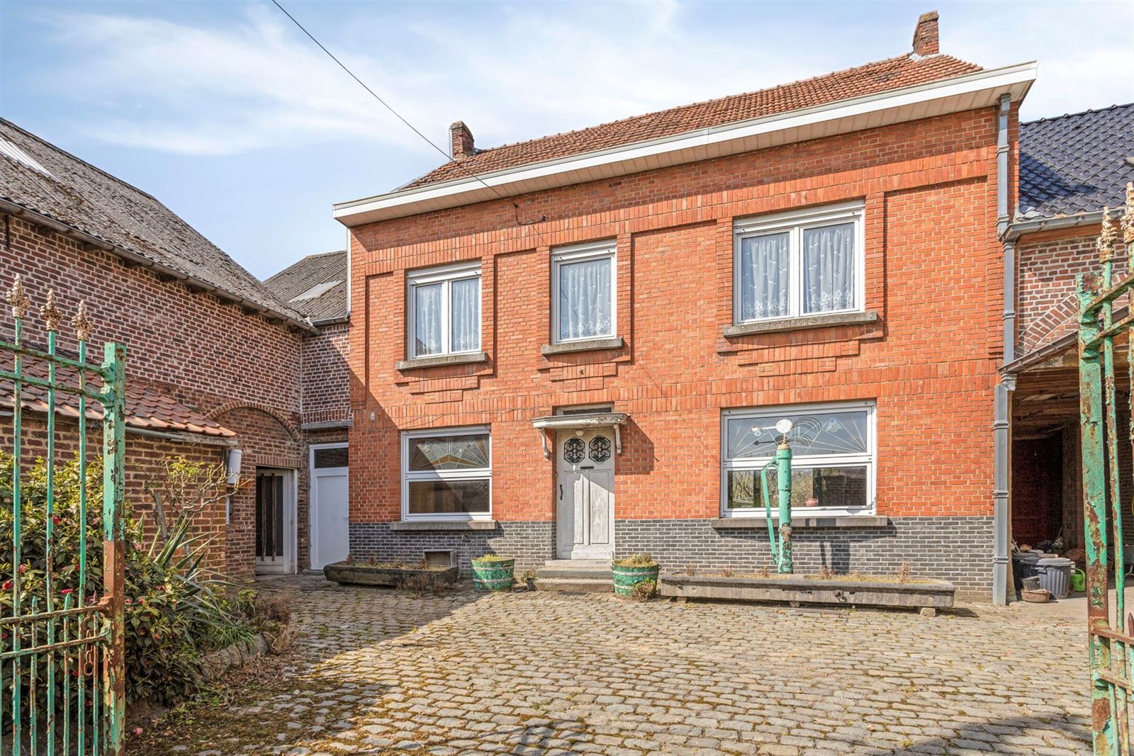 Te renoveren woning met schuur en loodsen  foto 3