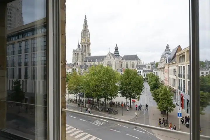 ANTWERPEN - Volledig gerenoveerd appartement foto 7