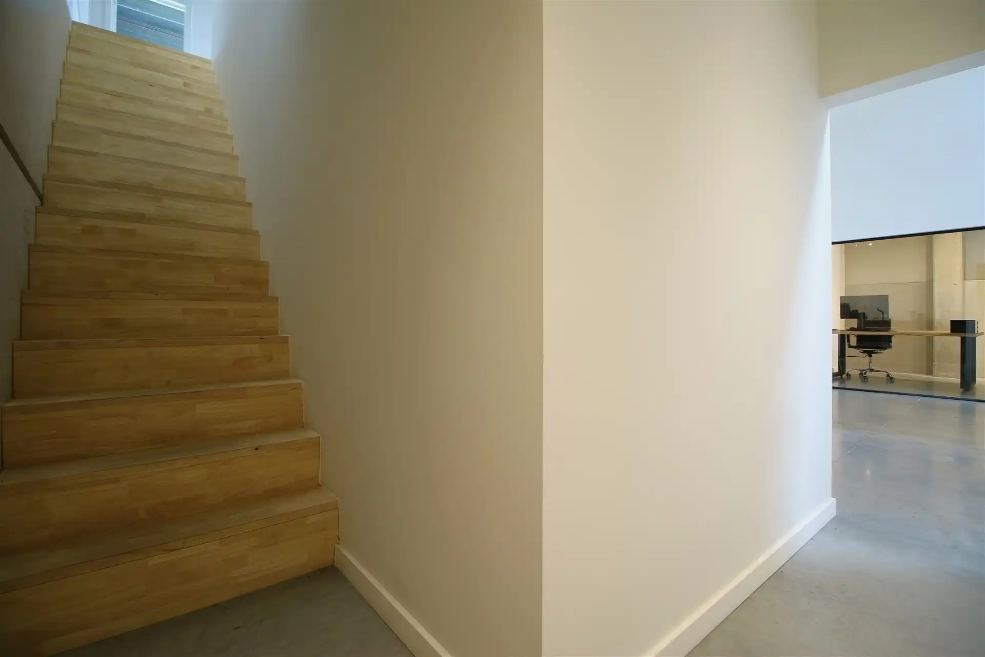 Ingerichte KMO-unit met burelen en magazijnen foto 22