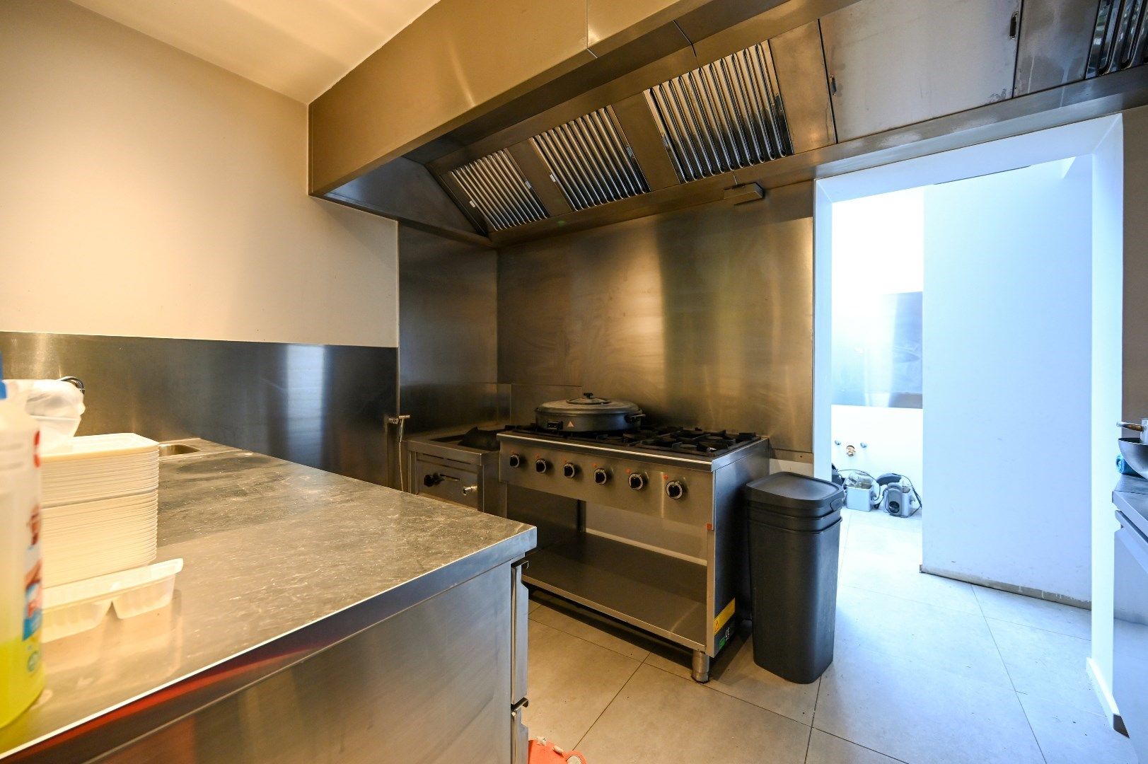 Handelshuis met afzonderlijke woonst op commerciële toplocatie foto 7