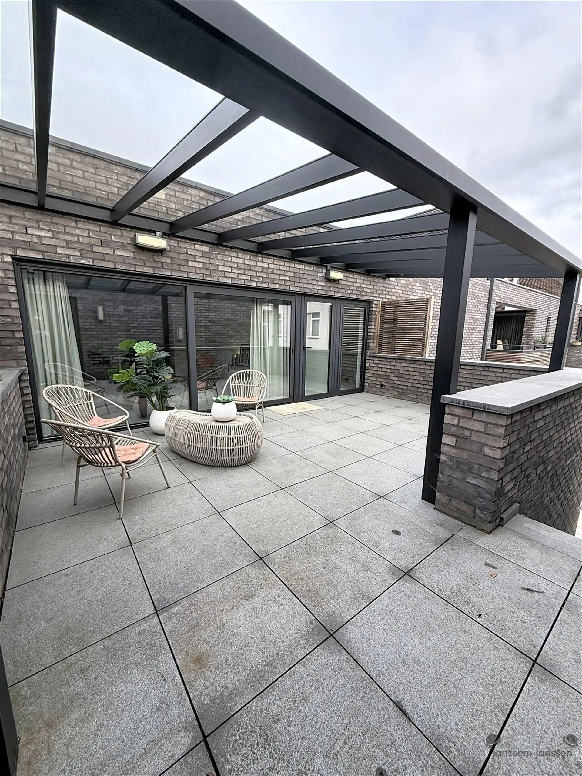Verzorgd appartement met 2 slaapkamers, groot terras en ruime garage foto 3