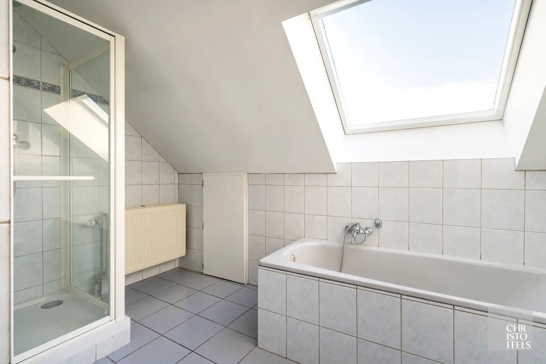 Gebouw voor gemengd gebruik van 572m² - Winkel/kantoor(49m²) - Werkplaats/magazijn(336m²) - Bovenwoning(187m²) foto 18