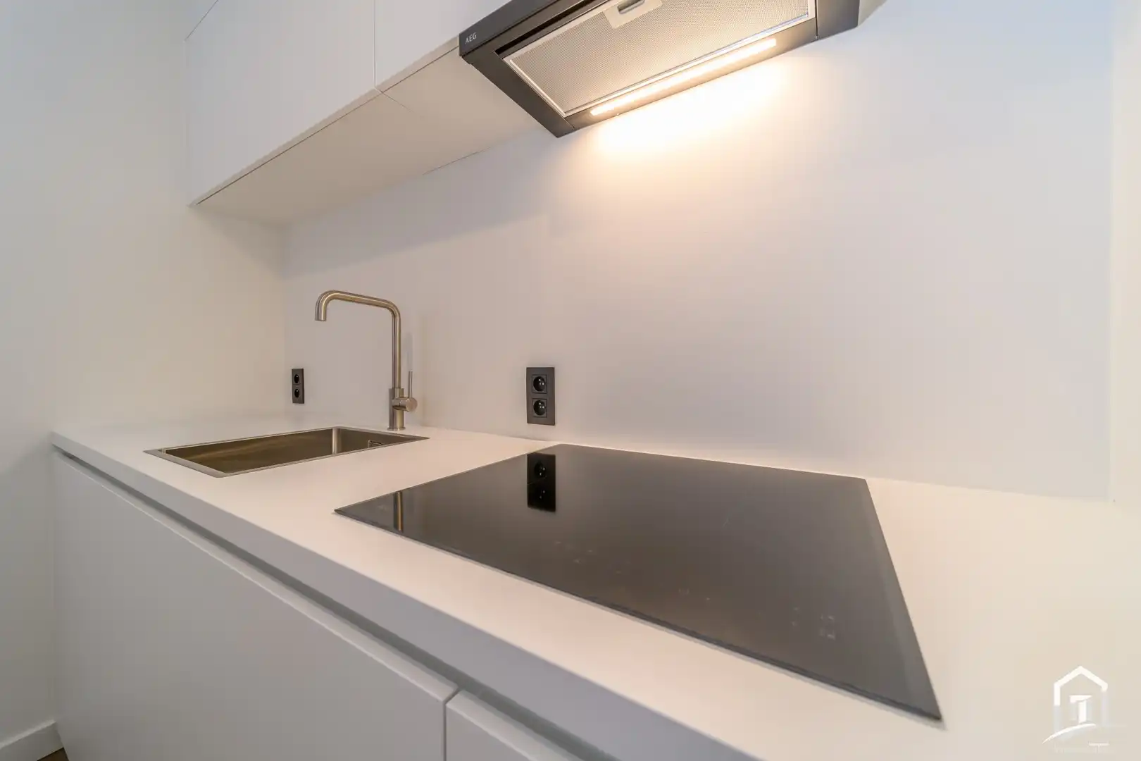Totaal gerenoveerd gelijkvloers-appartement met tuintje foto 9