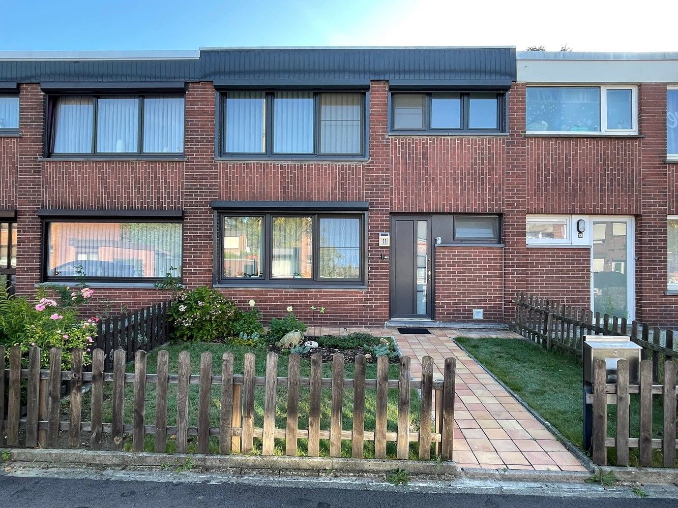 Genk, Kraaistraat 11 – Volledig gerenoveerde en energiezuinige (EPC B) rijwoning met 3 slaapkamers, terras en tuin gelegen in een rustige woonwijk. foto {{pictureIndex}}