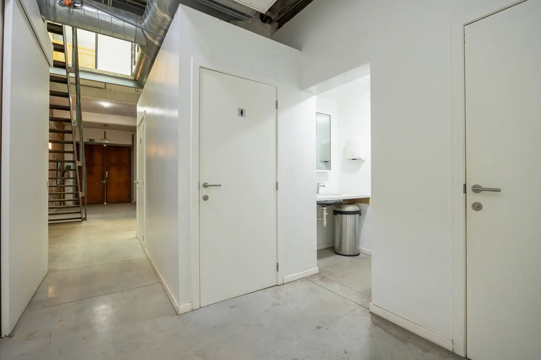 Instapklaar kantoorgebouw te koop in Merksem foto 18