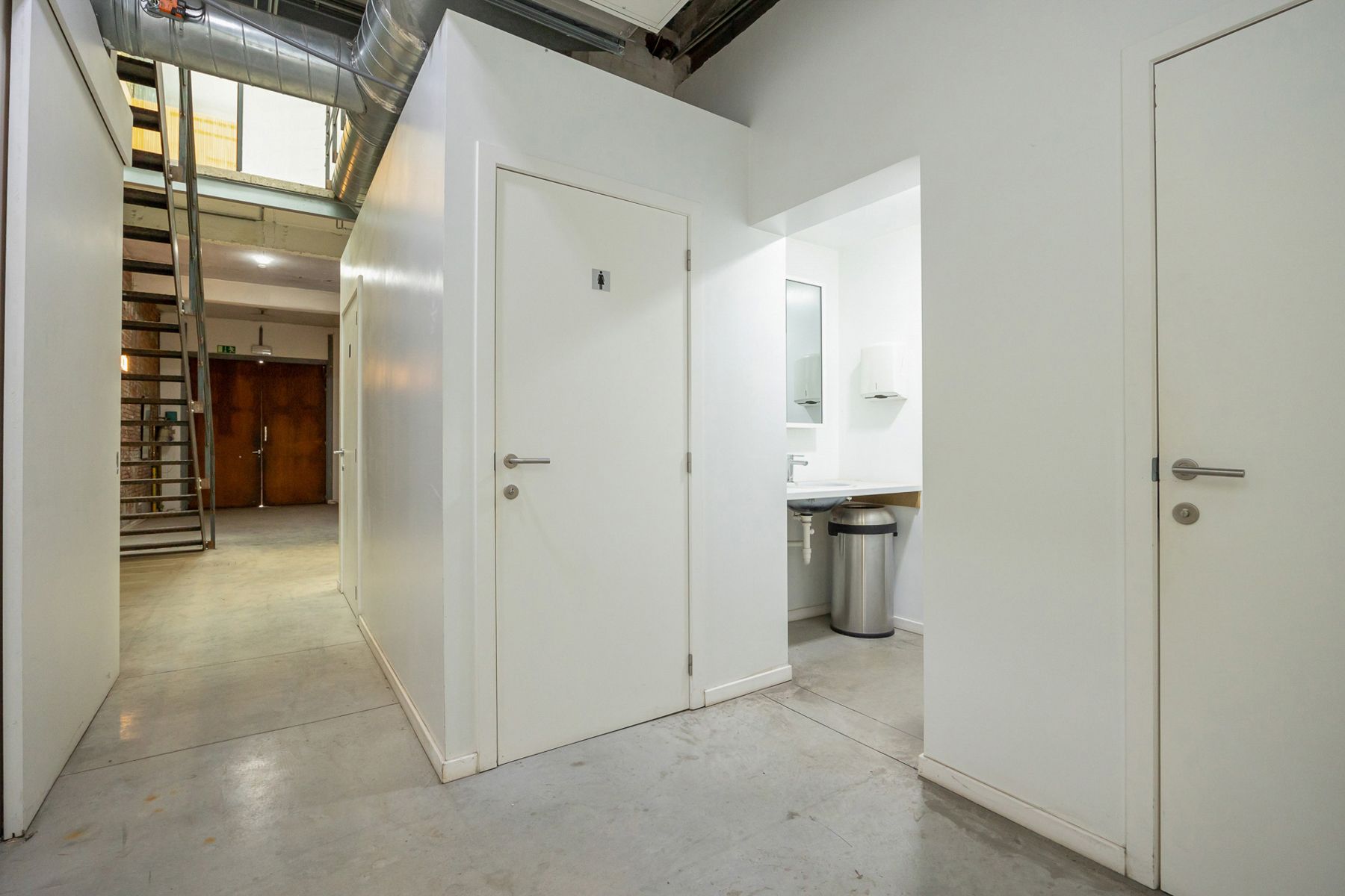 Instapklaar kantoorgebouw te koop in Merksem foto 18