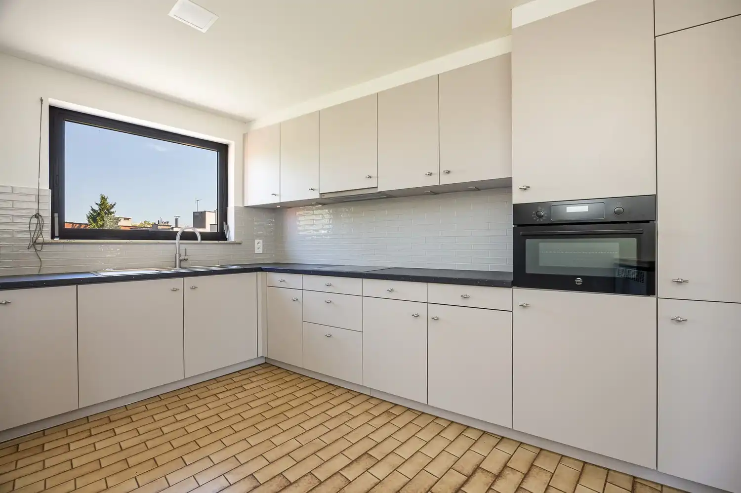 Ruim en lichtrijk appartement met 3 slaapkamers, privé garage en fietsenberging in Brasschaat - recent gerenoveerd met alle comfort. foto 8