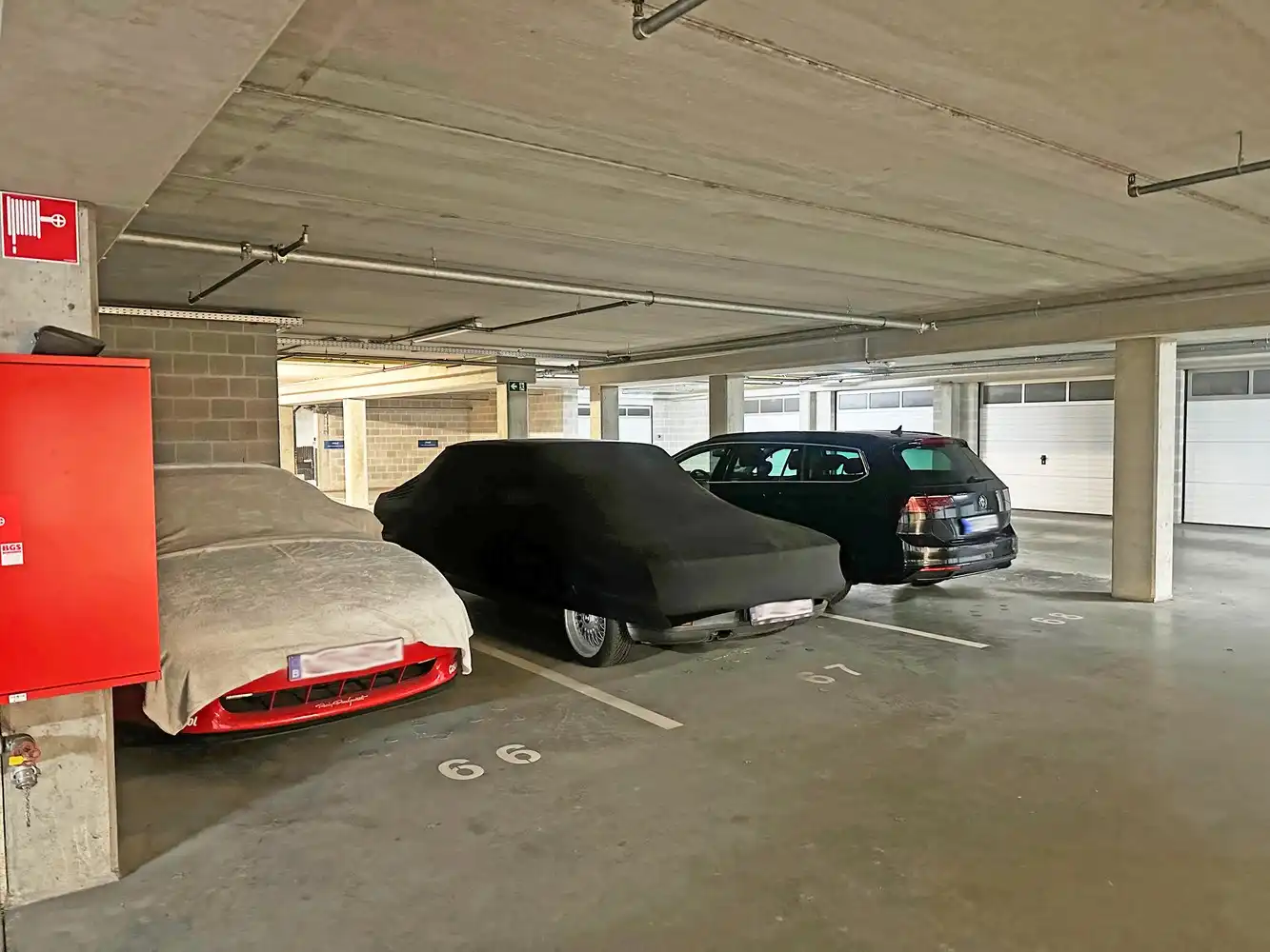 Zes autostaanplaatsen en berging op centrale locatie in Kontich foto {{pictureIndex}}