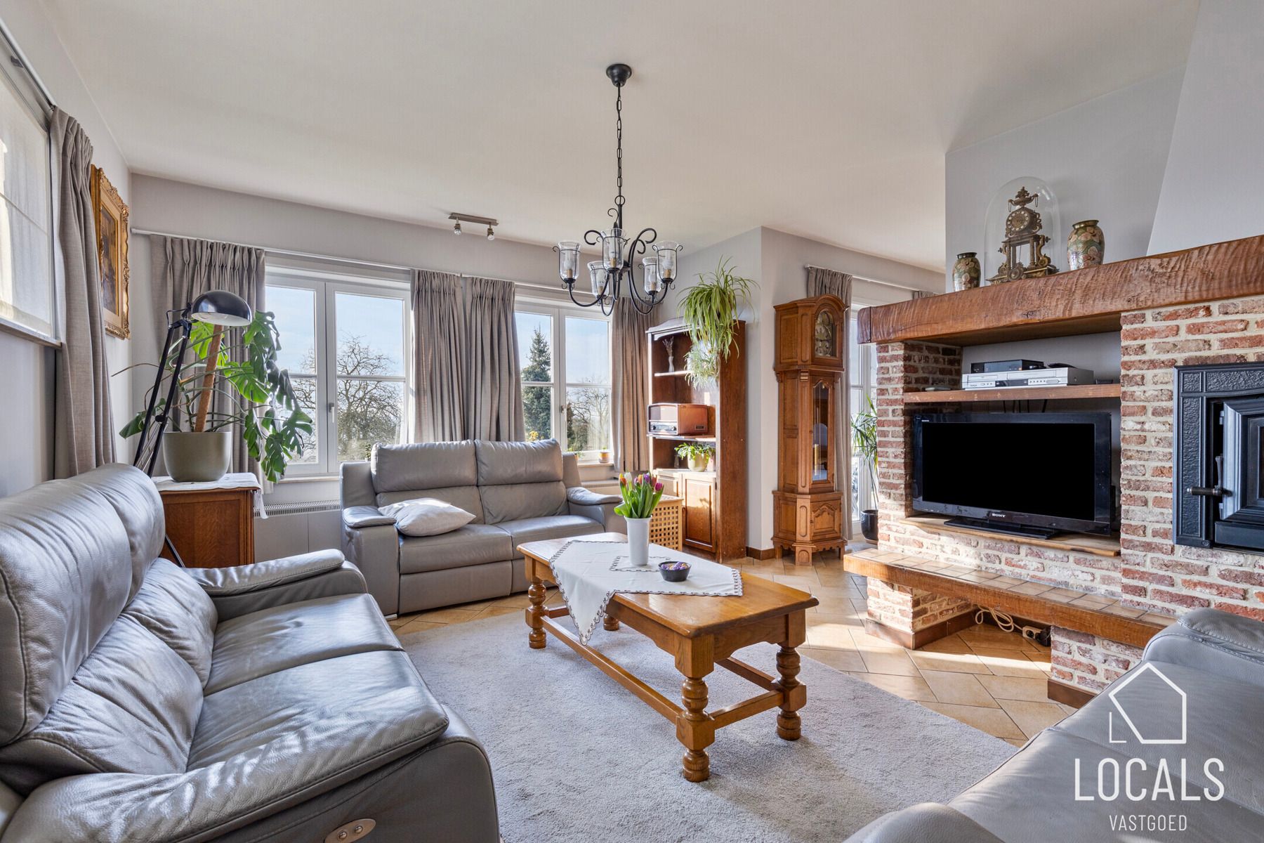 Ruime woning met 5 kamers, 2 garages en prachtig uitzicht foto 8