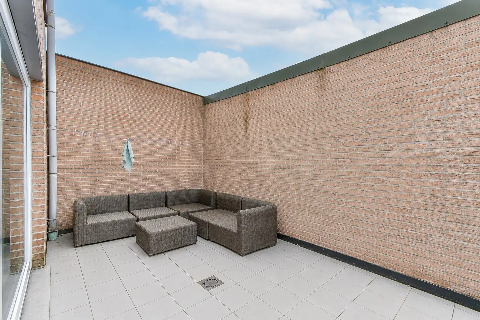 Instapklaar gelijkvloers appartement met twee slaapkamers en buitenkoer in centrum Gistel foto 3