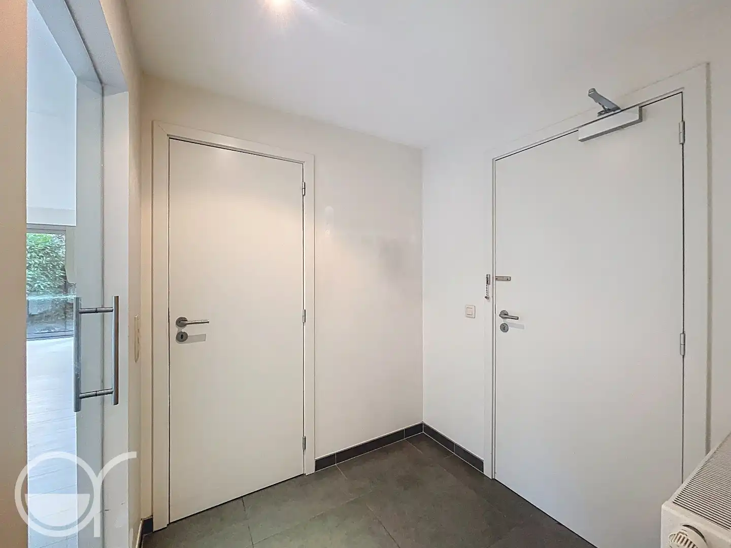 Ruim gelijkvloers appartement met twee slaapkamers, grote tuin én garagebox foto 2
