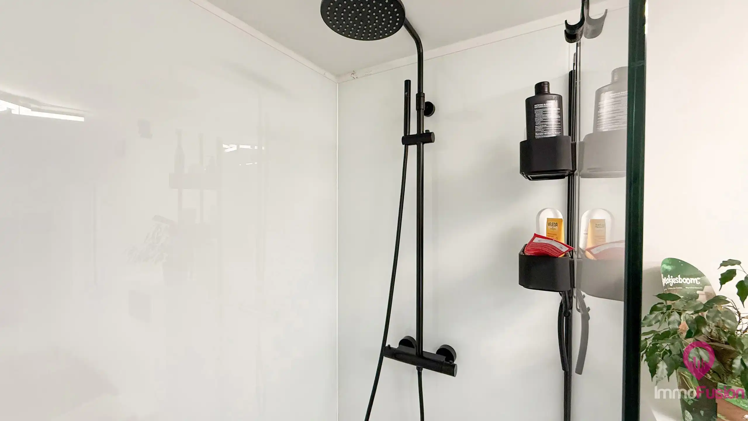 Ruime instapklare open bebouwing met 2 badkamers op 9a grond foto 33