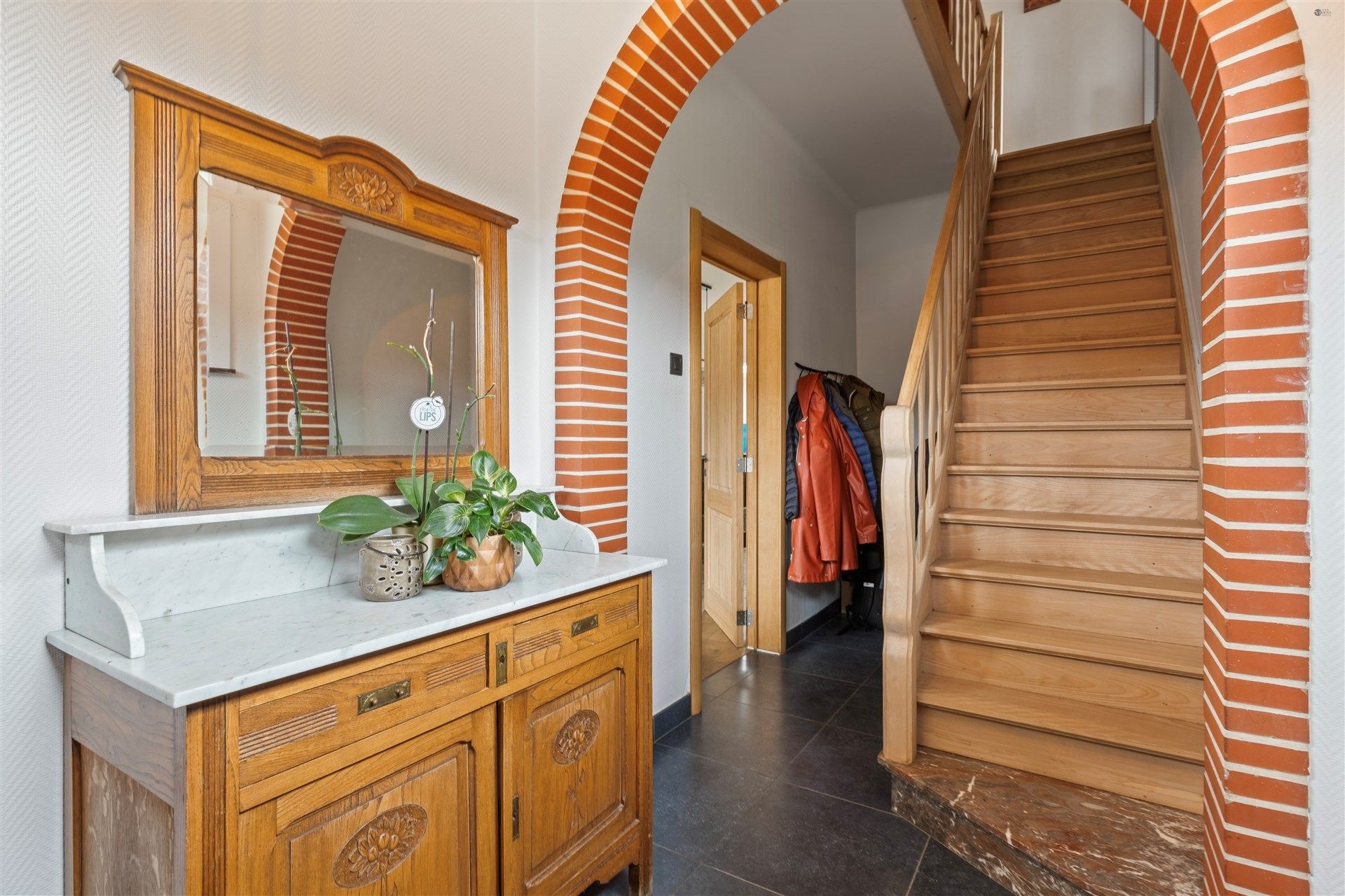 Indrukwekkende woning op een ruim perceel van 2208 m². foto 4
