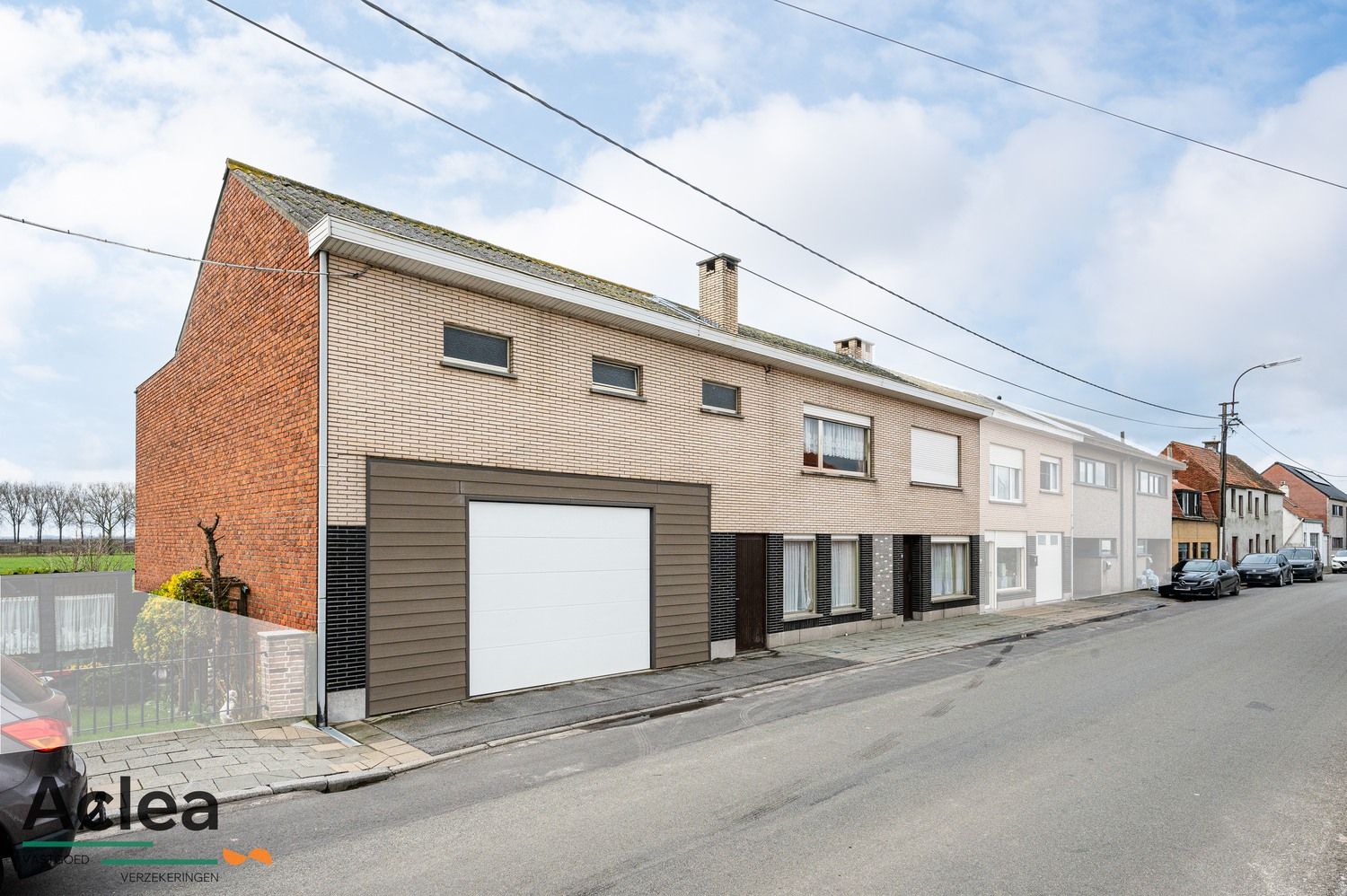 halfopen woning  met prachtig polderzicht en een uitzonderlijk ruime garage foto 1