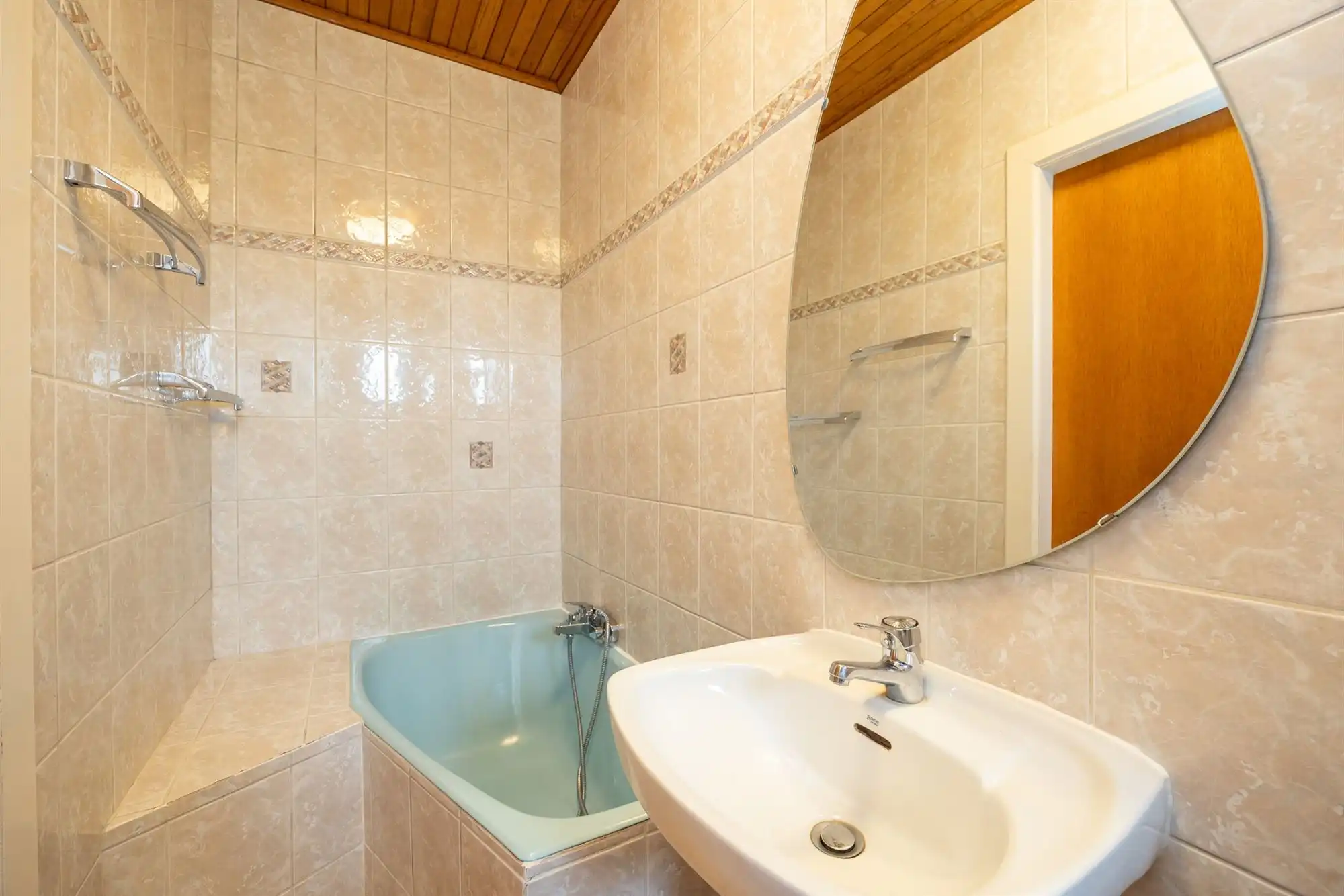 Te renoveren rijwoning met garage en tuin foto 9