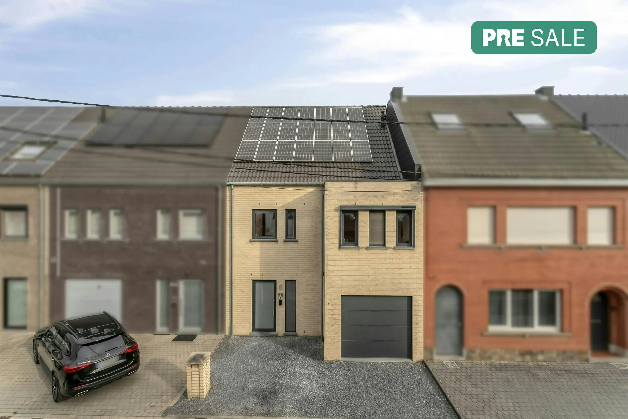 Ruim instapklaar huis: 4 slaapkamers, garage en grote tuin foto 2