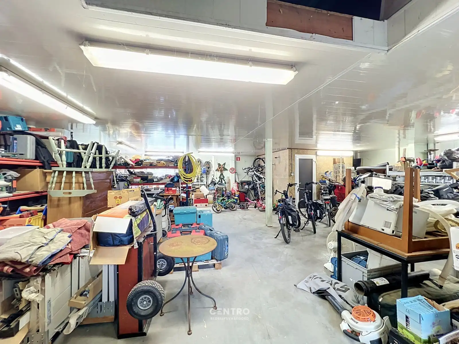 Veelzijdig bedrijfspand met ruim MAGAZIJN, TOONZAAL, KANTOREN EN COMFORTABELE WONING op 1.746 M²! foto 20