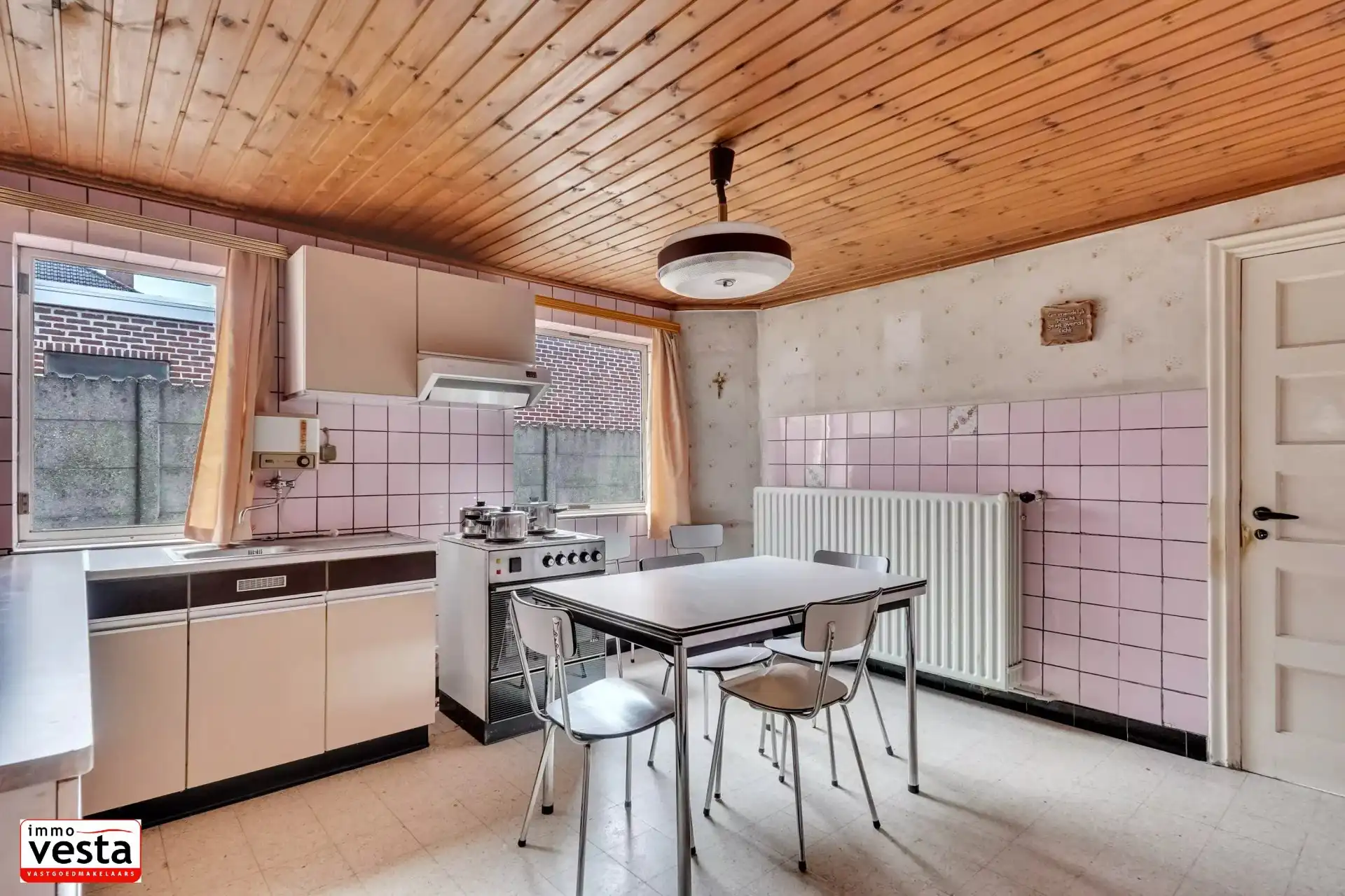 Ruime, centraal gelegen woning met renovatiepotentieel foto 9