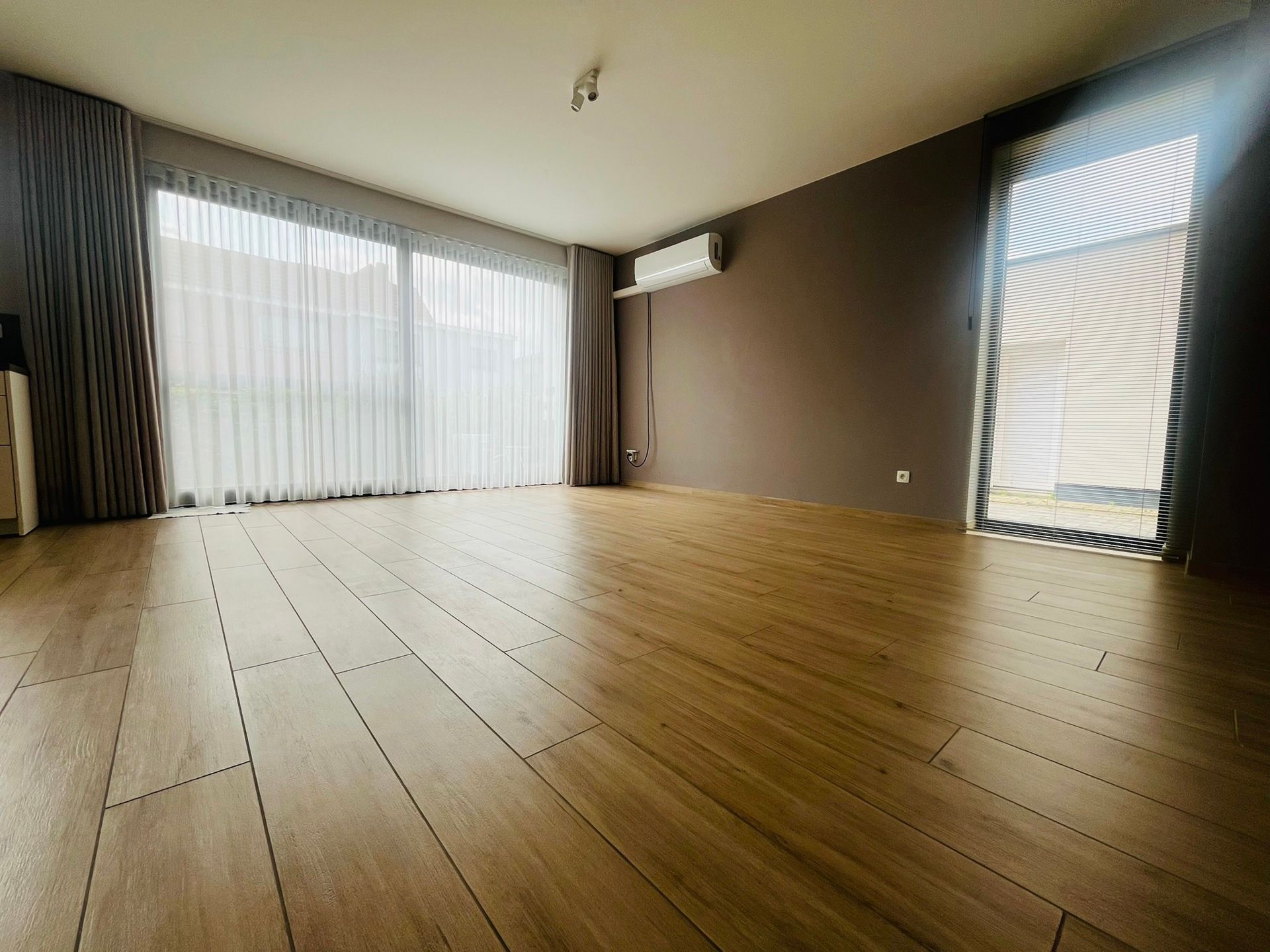 GELIJKVLOERS APPARTEMENT OP WANDELAFSTAND VAN HET STATION. foto 4