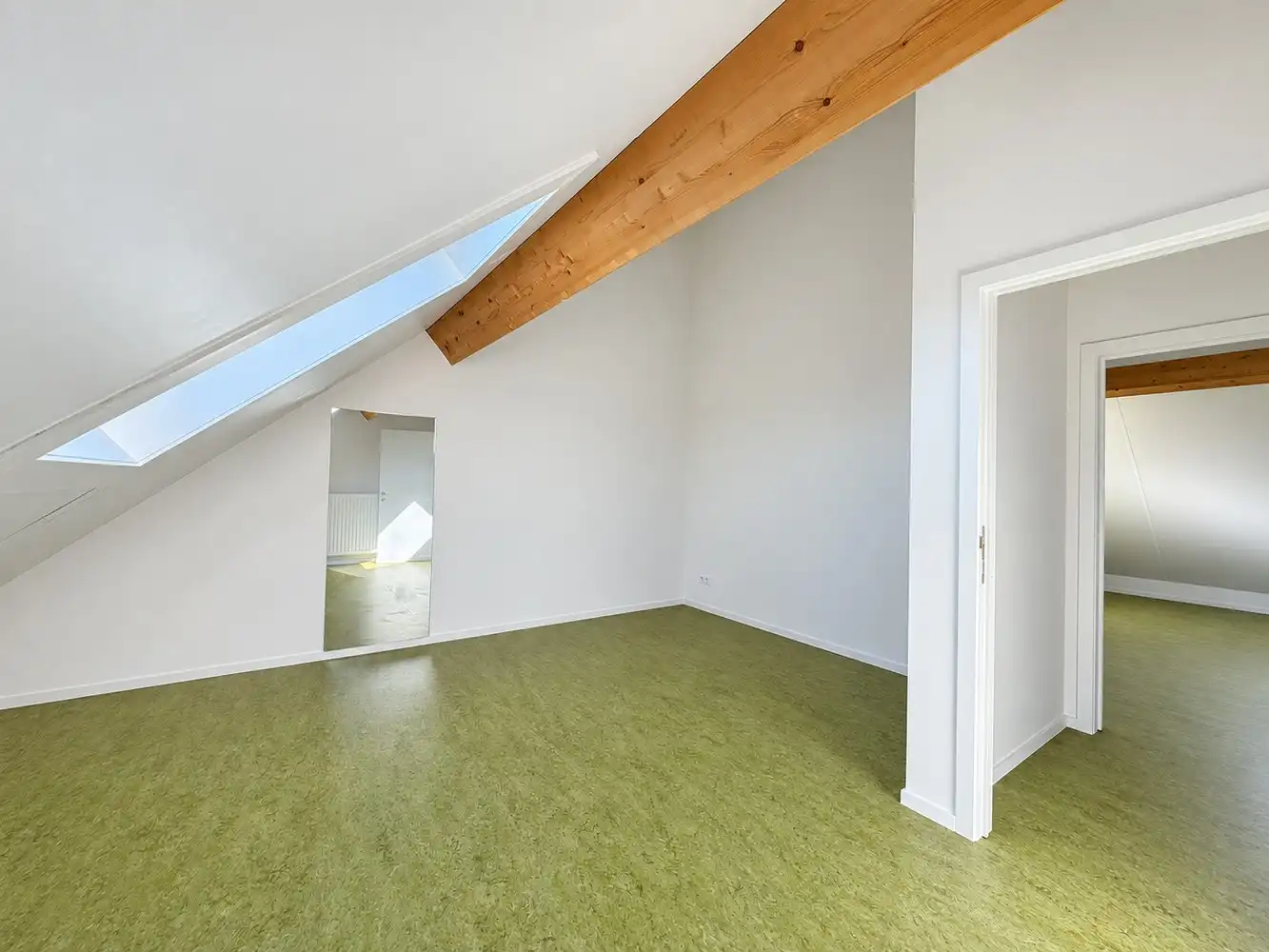 Verrassend ruime gezinswoning met vier slaapkamers, zonnig terras en carport foto 14