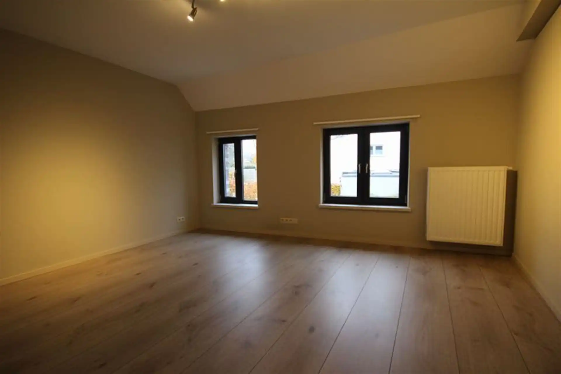 Fijn gelegen en recent gerenoveerde 4 slaapkamer woning foto 13