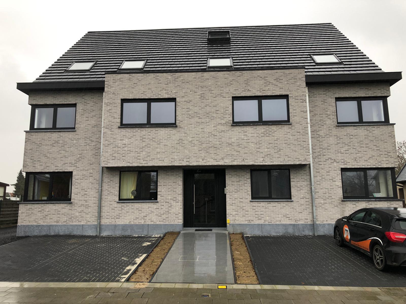 NIEUWERKERKEN - Recent appartement mét garage en staanplaats. foto {{pictureIndex}}