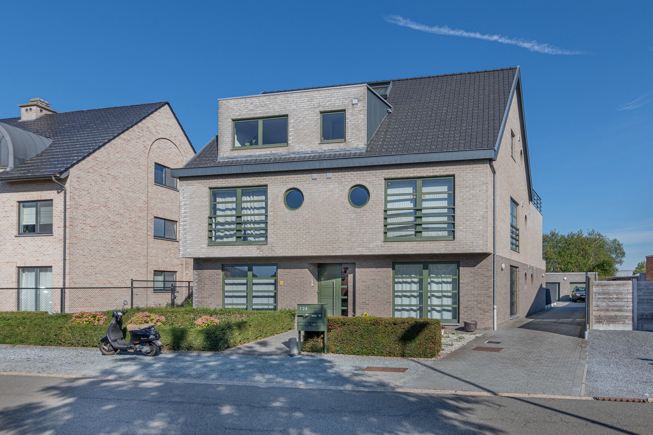 Leuk gelegen 2slpk appartement met terras en garage foto 2