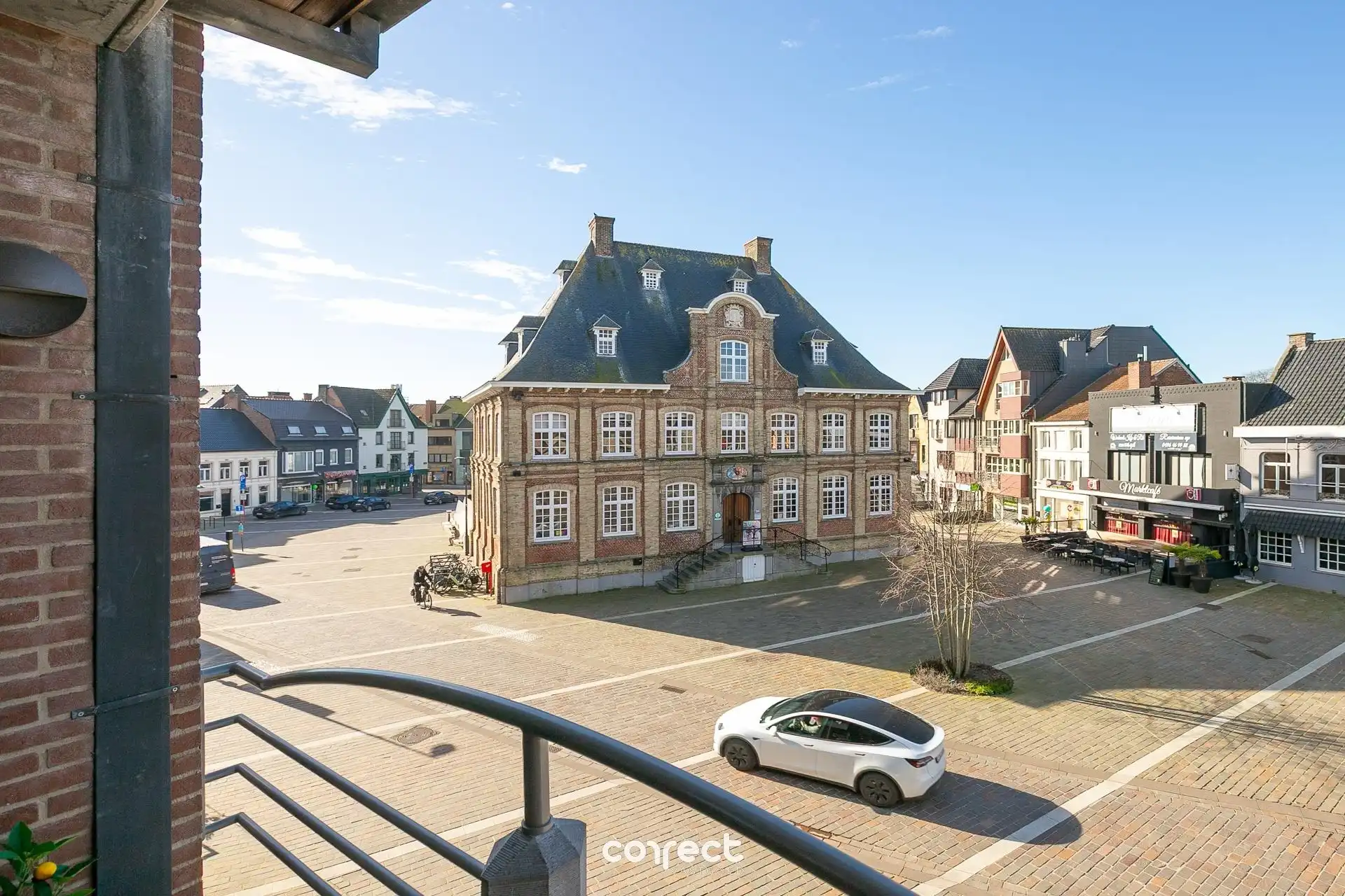 Centraal gelegen appartement met zicht op de markt van Torhout. foto 11