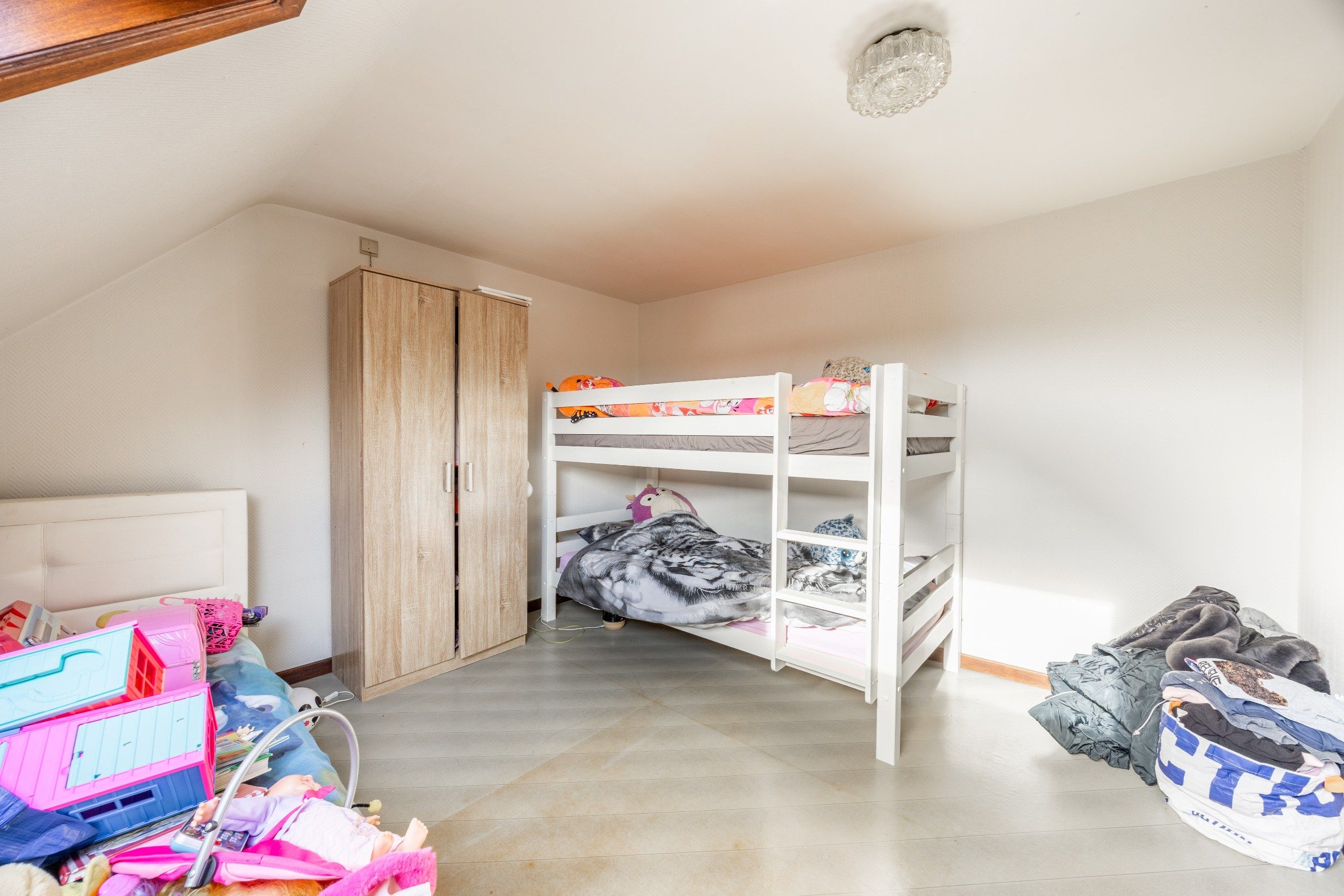 KNUSSE STARTERSWONING MET GARAGE EN UITWEG foto 17