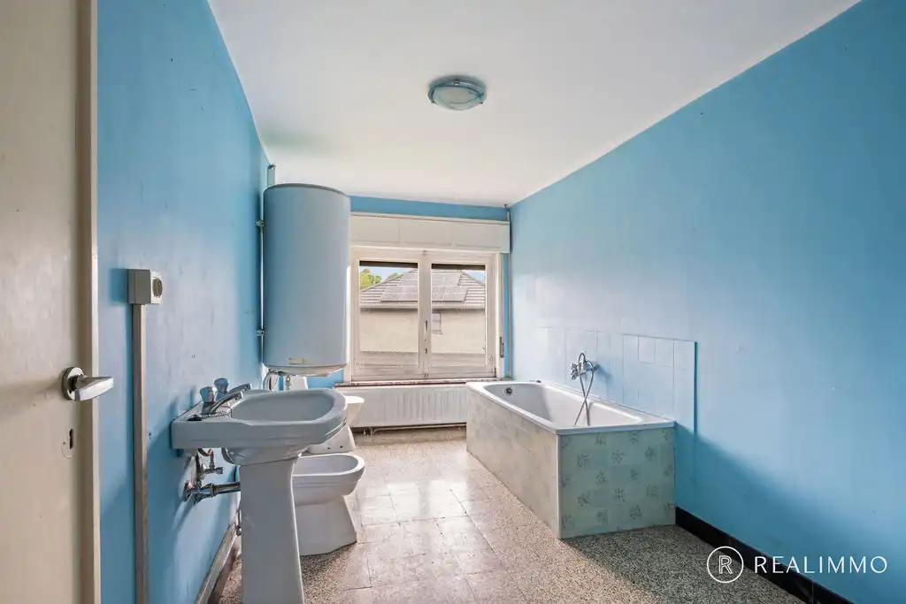 Ruime te renoveren woning met dubbele garage! foto 12