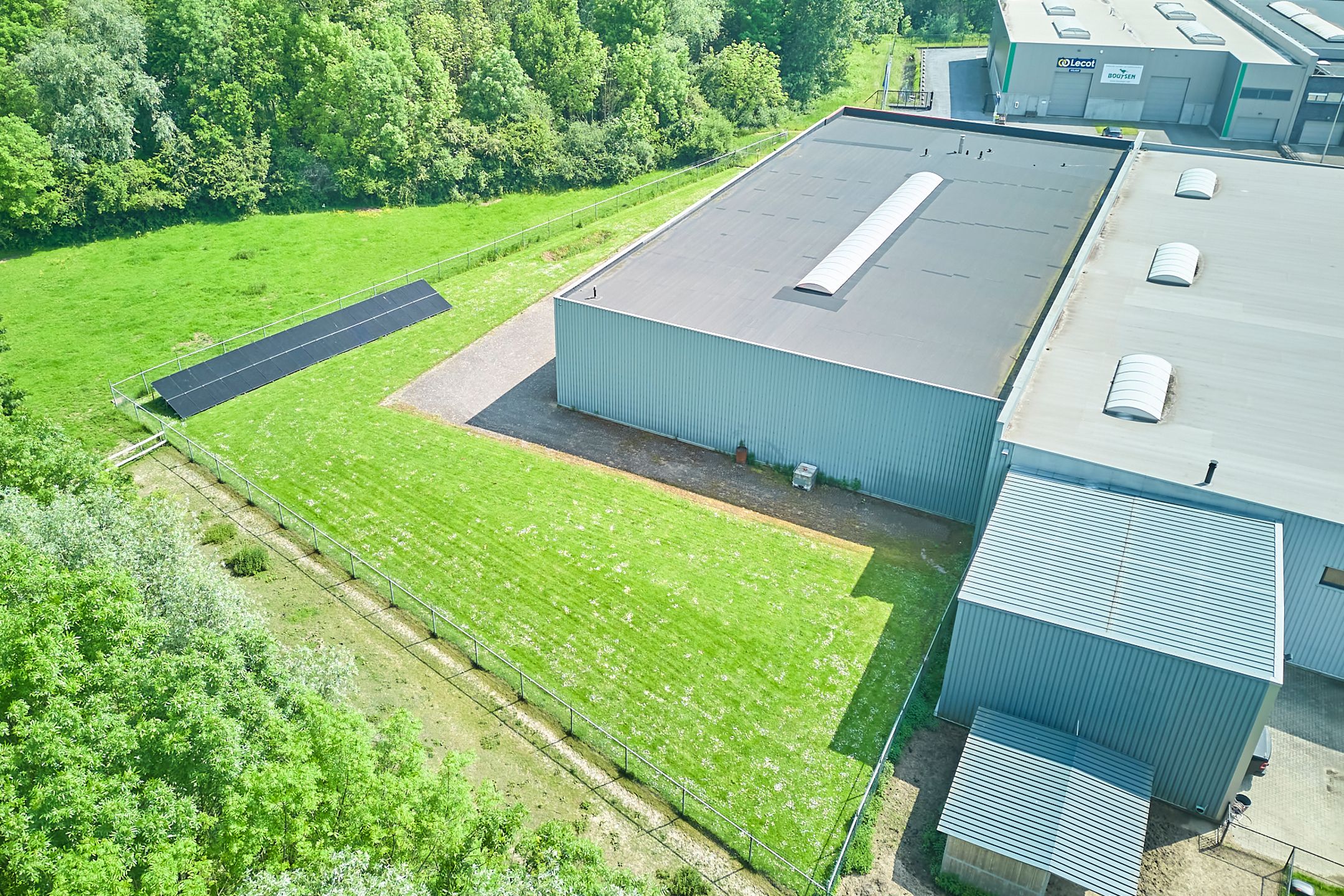  TE HUUR- Maasmechelen: Industrieel gebouw foto 4