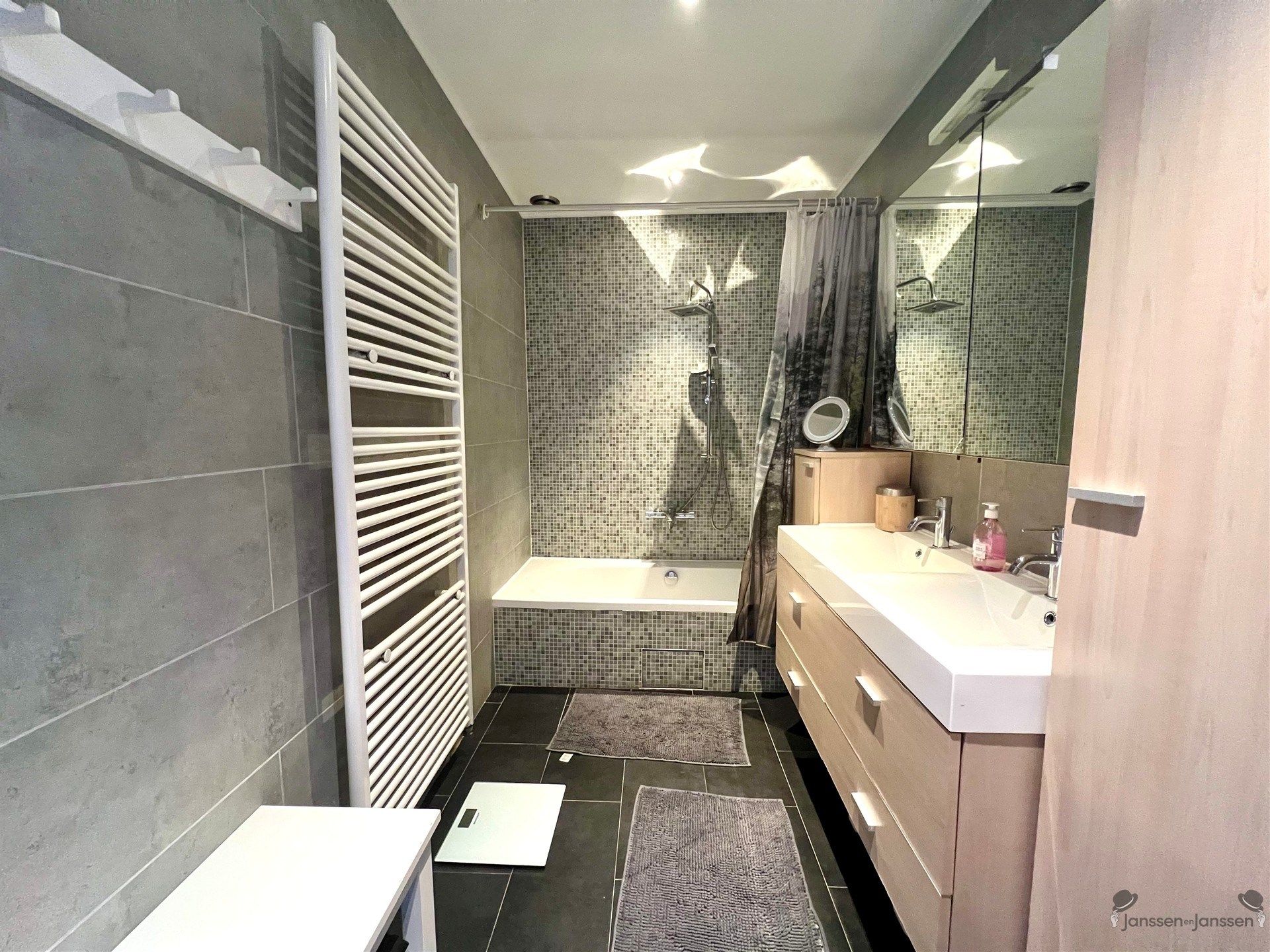 Gerenoveerde rijwoning met 3 slpks & tuin foto 17