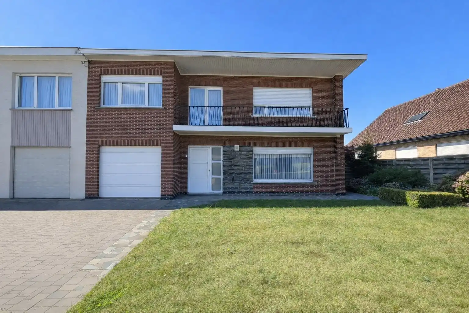 Zonnebeke - Ruime halfopen woning met 4 slaapkamers, bureel en grote tuin foto {{pictureIndex}}