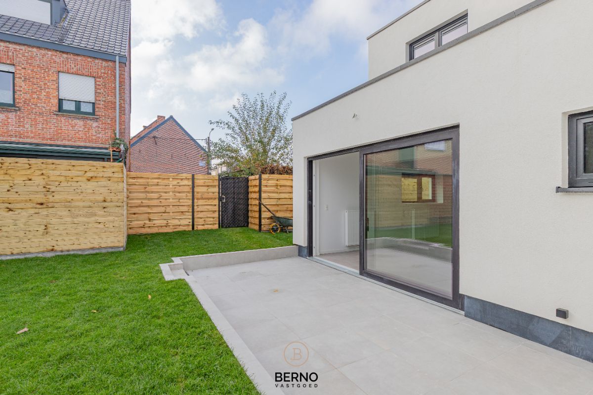 Vernieuwbouw woning met tuin foto 18