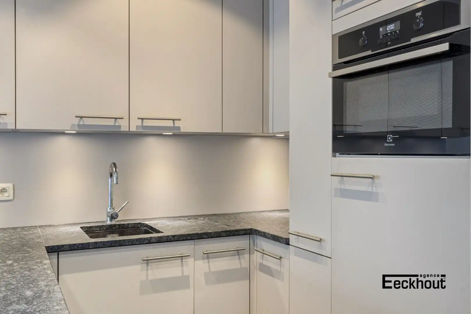 Instapklaar 2-slaapkamer appartement met ruim terras gelegen aan de Spuikom te Bredene! foto 8