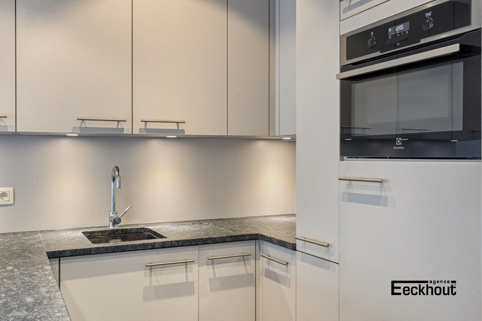 Instapklaar 2-slaapkamer appartement met ruim terras gelegen aan de Spuikom te Bredene! foto 8