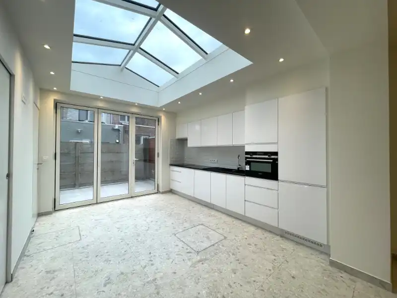 Totaal gerenoveerde woning met terras nabij UZ Gent foto 5