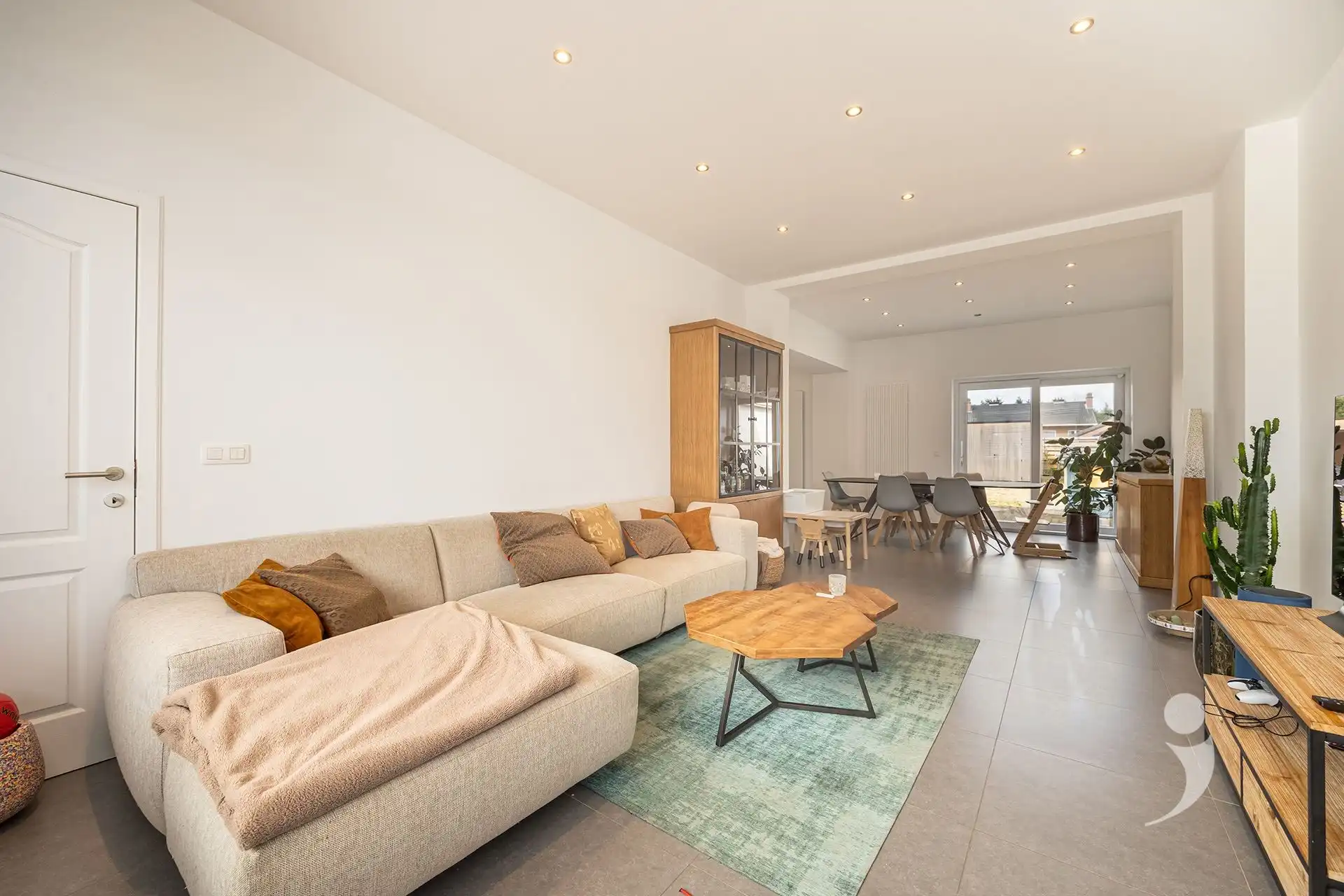 Recent gerenoveerde woning op een rustige locatie! foto 4