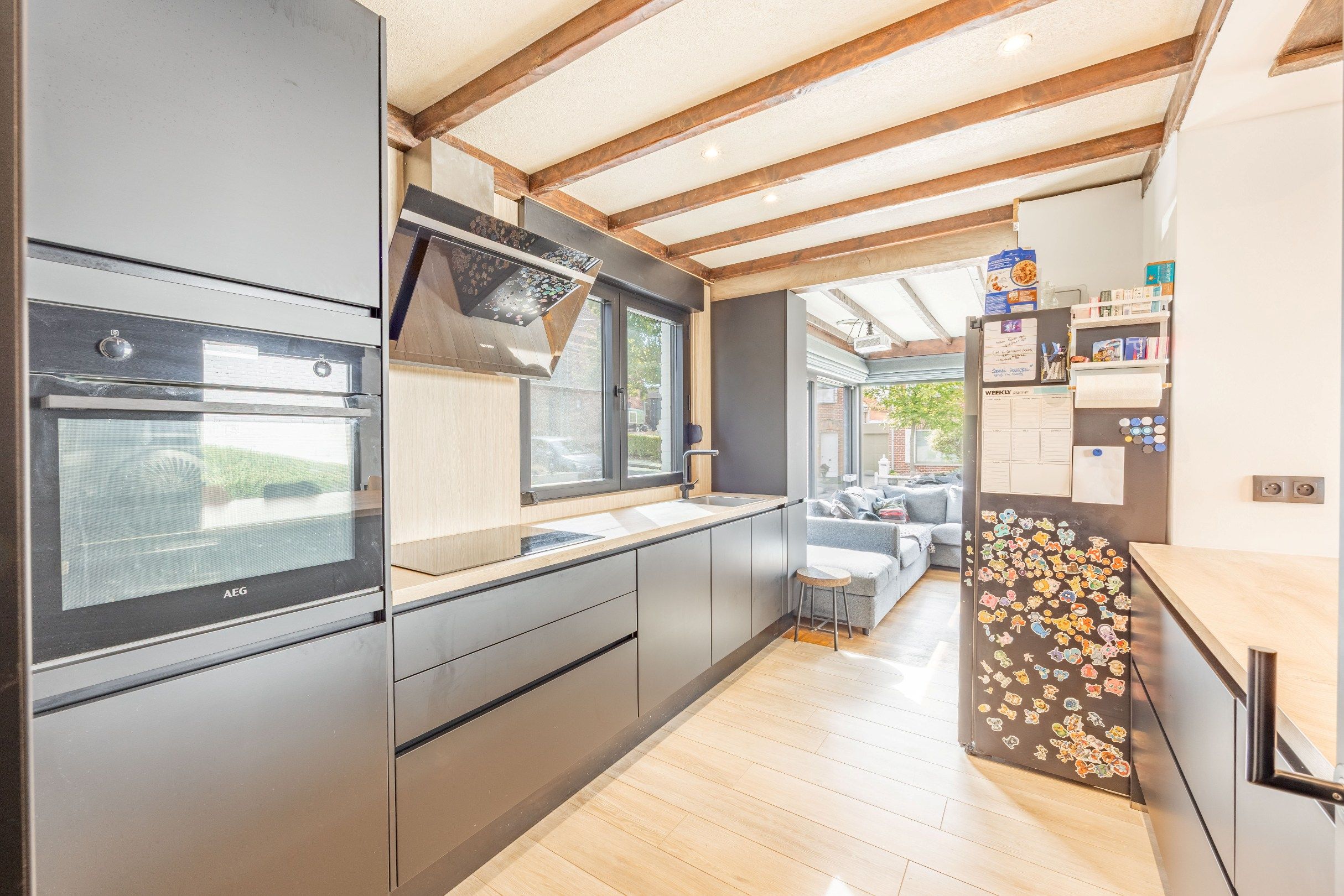 ALLEENSTAANDE GELIJKVLOERSE WONING MET MAGAZIJN EN COMMERCIELE RUIMTE foto 6